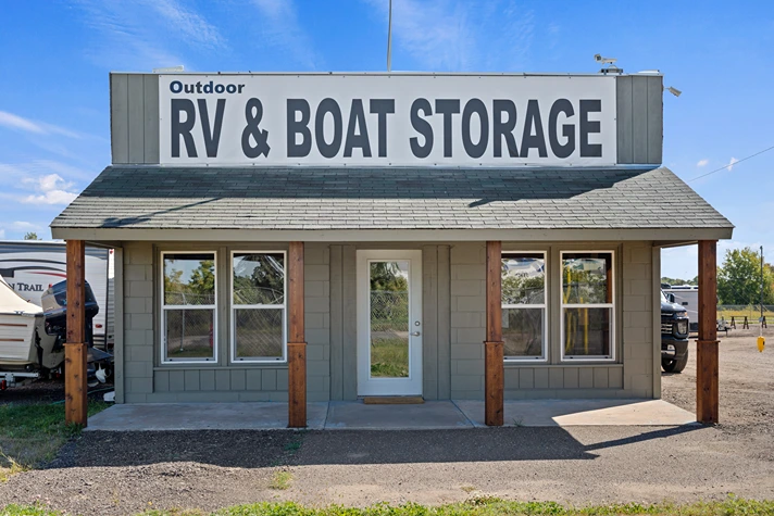 outdoor boat storage in mason city, iowa